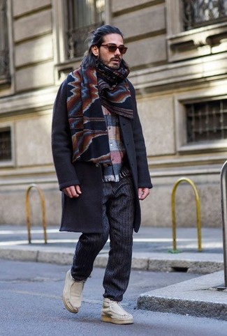 С чем носить темно-сине-зеленый шарф с принтом мужчине