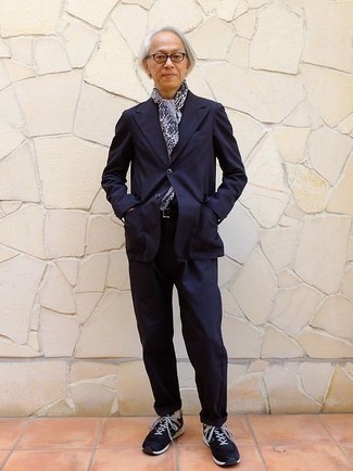 С чем носить темно-сине-зеленый шарф с принтом мужчине