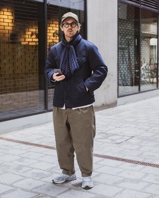 С чем носить темно-сине-зеленый шарф с принтом мужчине