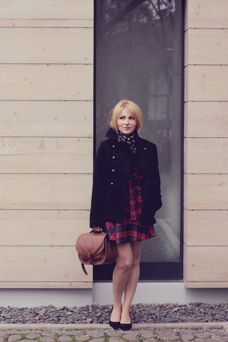 С чем носить темно-сине-зеленый шарф женщине