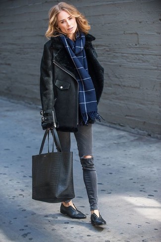 С чем носить темно-сине-зеленый шарф женщине