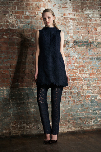 С чем носить темно-сине-зеленое платье прямого кроя