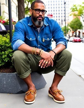 С чем носить темно-сине-зеленую рубашку мужчине