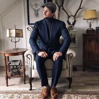 Какие водолазки носить с темно-сине-зеленым костюмом