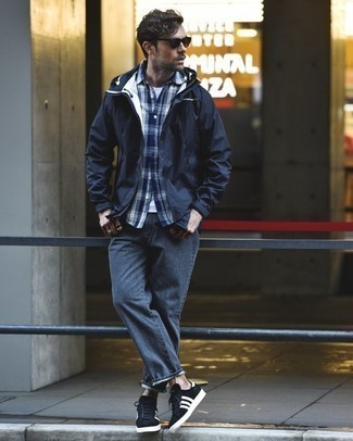 Какие джинсы носить с темно-сине-зеленой ветровкой мужчине