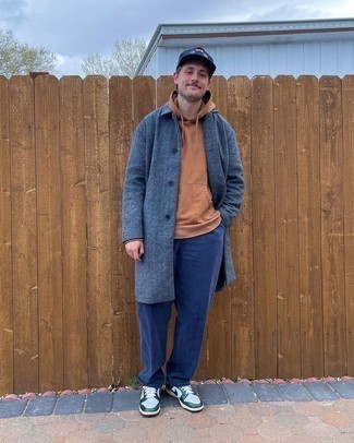 С чем носить темно-сине-красную бейсболку мужчине