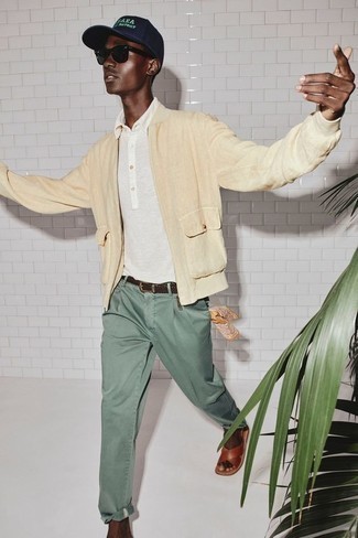 С чем носить темно-сине-красную бейсболку мужчине