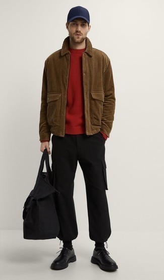 С чем носить темно-сине-красную бейсболку мужчине