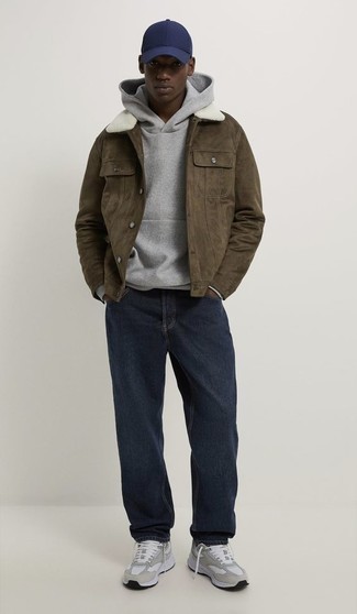 С чем носить темно-сине-красную бейсболку мужчине