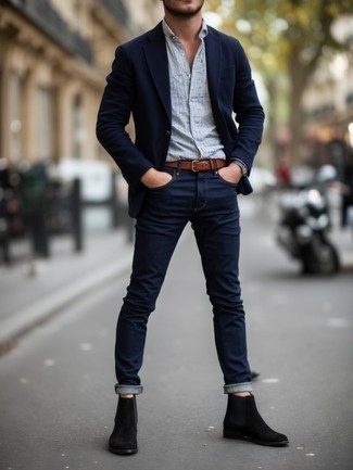 Какие джинсы носить с темно-сине-красным пиджаком мужчине