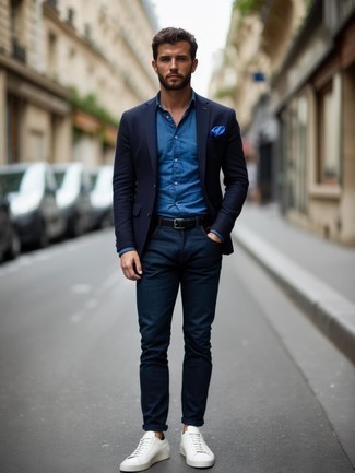 Какие джинсы носить с темно-сине-красным пиджаком мужчине