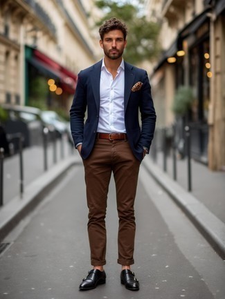 С чем носить темно-сине-красный пиджак мужчине