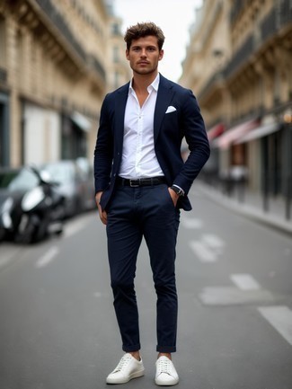 Какие низкие кеды носить с темно-сине-красным пиджаком мужчине