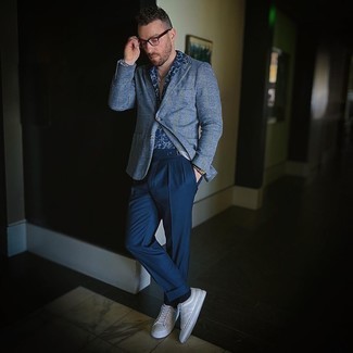 Какие низкие кеды носить с темно-сине-красным пиджаком мужчине