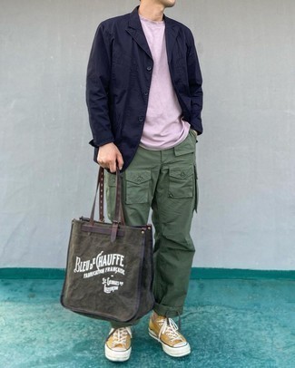 Какие низкие кеды носить с темно-сине-красным пиджаком мужчине