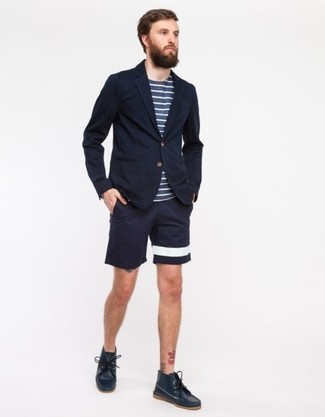 Какие шорты носить с темно-сине-красным пиджаком мужчине