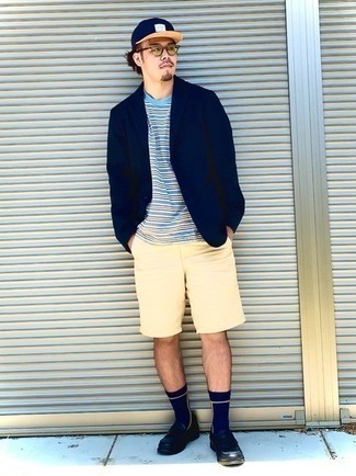 Какие шорты носить с темно-сине-красным пиджаком мужчине