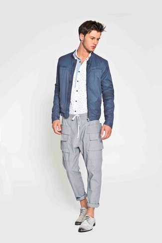 Какие брюки карго носить с темно-сине-красным бомбером