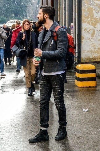 С чем носить темно-сине-красный рюкзак из плотной ткани мужчине