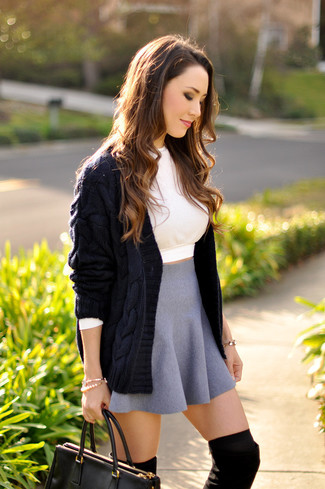 С чем носить темно-сине-красный кардиган женщине