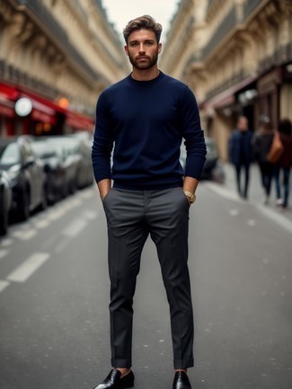 С чем носить темно-сине-красный свитер с круглым вырезом мужчине