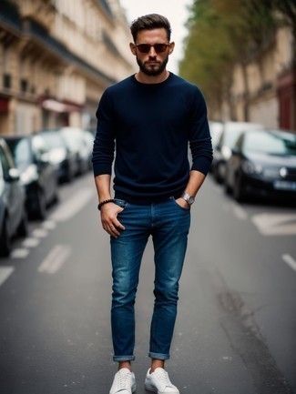 С чем носить темно-сине-красный свитер с круглым вырезом мужчине