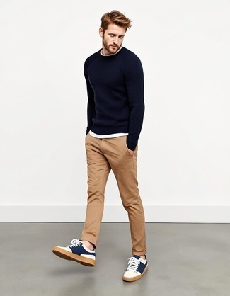 С чем носить темно-сине-красный свитер с круглым вырезом мужчине