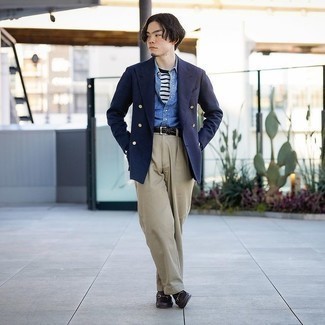 С чем носить темно-сине-красный двубортный пиджак мужчине