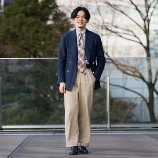 С чем носить темно-сине-красный двубортный пиджак мужчине