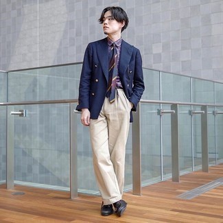 С чем носить темно-сине-красный двубортный пиджак мужчине