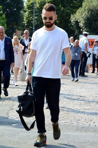 С чем носить темно-сине-красную дорожную сумку мужчине