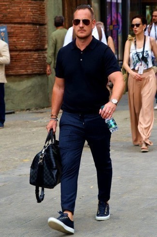 С чем носить темно-сине-красную дорожную сумку мужчине