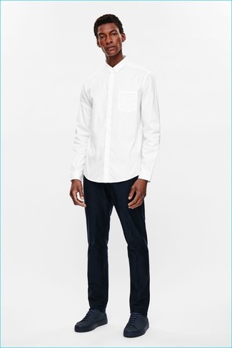 С чем носить темно-сине-красные кожаные низкие кеды мужчине