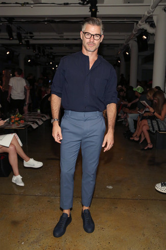 С чем носить темно-сине-красные кожаные низкие кеды мужчине