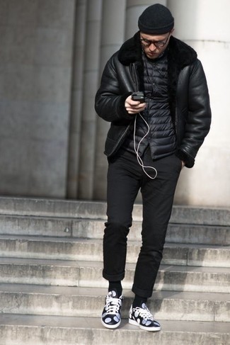 С чем носить темно-сине-красные кожаные низкие кеды мужчине