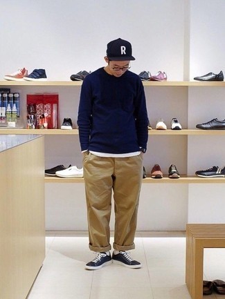 С чем носить темно-сине-красные кожаные низкие кеды мужчине