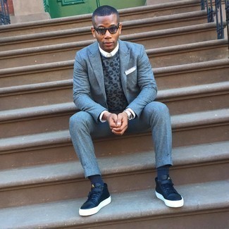 С чем носить темно-сине-красные кожаные низкие кеды мужчине