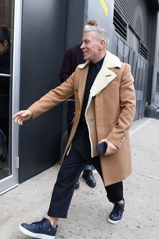 С чем носить темно-сине-красные кожаные низкие кеды мужчине