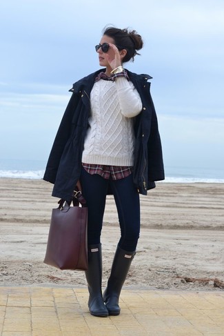 С чем носить темно-сине-красную парку женщине