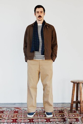 С чем носить темно-сине-красный шарф с принтом мужчине