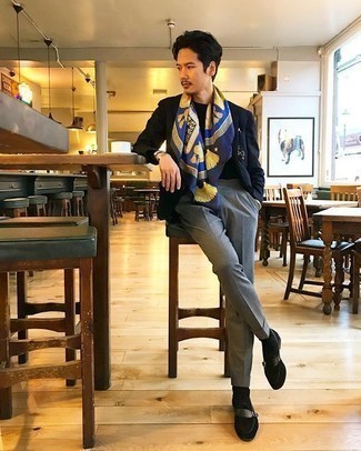 С чем носить темно-сине-красный шарф с принтом мужчине