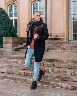 С чем носить темно-сине-красный шарф с принтом мужчине