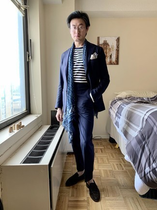 С чем носить темно-сине-красный шарф с принтом мужчине