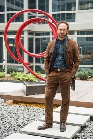 С чем носить темно-сине-красный шарф с принтом мужчине