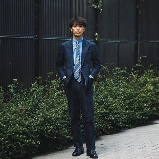 С чем носить темно-сине-красный костюм