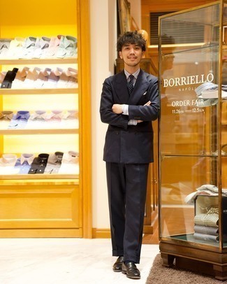 С чем носить темно-сине-красный костюм