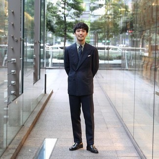 С чем носить темно-сине-красный костюм