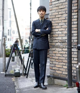 С чем носить темно-сине-красный костюм