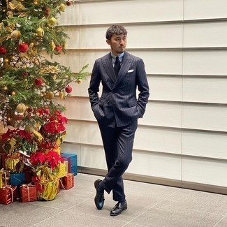 Какие лоферы носить с темно-сине-красным костюмом