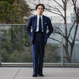 Какие лоферы носить с темно-сине-красным костюмом